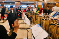 Sejumlah WNI membawakan lagu perjuangan dengan angklung untuk menyambut kedatangan Presiden Prabowo Subianto saat tiba di hotel tempatnya bermalam.