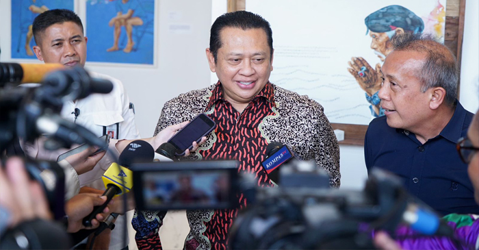 Anggota DPR RI sekaligus Wakil Ketua Umum DPP Partai Golkar, Bambang Soesatyo atau yang biasa disapa Bamsoet, saat memberikan keterangan pers kepada wartawan di Jakarta, Selasa (23/12/2025).