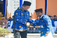 Gubernur NTB, Lalu Muhamad Iqbal bersalaman dengan seorang PPPK Paruh Waktu yang baru saja menerika SK Pengangkatan. 