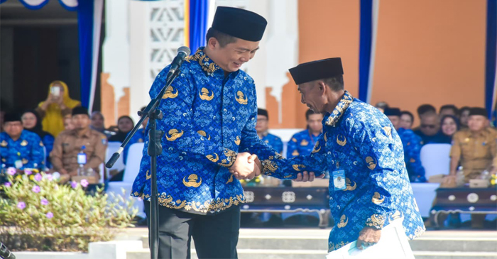 Gubernur NTB, Lalu Muhamad Iqbal bersalaman dengan seorang PPPK Paruh Waktu yang baru saja menerika SK Pengangkatan. 