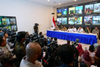 Para menteri dan pejabat terkait menyampaikan keterangannya dalam konferensi pers yang digelar di Posko Terpadu Pangkalan TNI AU Halim Perdanakusuma, Jakarta, Senin (29/12/2025).