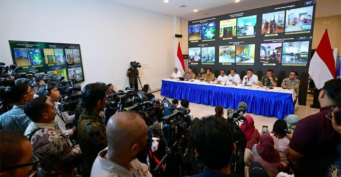 Para menteri dan pejabat terkait menyampaikan keterangannya dalam konferensi pers yang digelar di Posko Terpadu Pangkalan TNI AU Halim Perdanakusuma, Jakarta, Senin (29/12/2025).