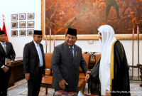 Presiden Prabowo Subianto saat menerima Sekjen Liga Muslim Dunia, Syaikh Dr. Muhammad Abdul Karim Al-Issa, di Istana Merdeka, Jakarta Pusat, Kamis (4/12/2025).
