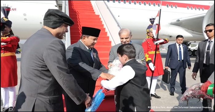 Presiden Prabowo Subianto saat tiba di Islamabad, Pakistan, Senin (8/12/2025), sekitar pukul 12.00 waktu setempat.