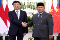 Presiden Prabowo Subianto berjabat tangan Ketua MPR Republik Rakyat Tiongkok (RRT), Wang Huning, di Istana Merdeka, Jakarta, Kamis (4/12/2025).