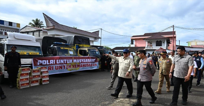 Presiden Prabowo Subianto saat meninjau langsung posko pengungsian dan berdialog dengan warga terdampak di GOR Pandan, Senin (1/12/2025).
