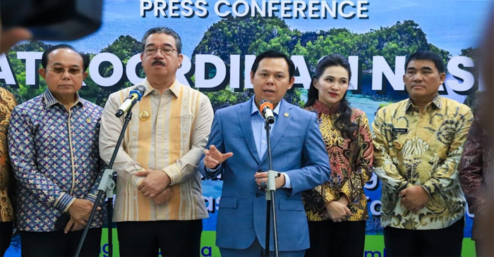 Ketua DPD RI, Sultan B Najamudin saat memberikan keterangan pers kepada awak media, di Kompleks Parlemen Senayan, Jakarta Pusat, Selasa (2/12/2025).
