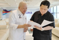 Ketua Umum Pengurus Besar Muaythai Indonesia (PBMI), AA LaNyalla Mahmud Mattalitti (kiri) dan Menpora, Erick Thohir (kanan).