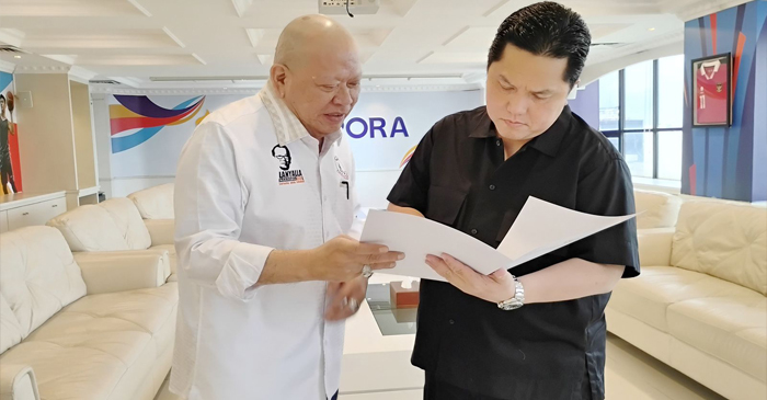 Ketua Umum Pengurus Besar Muaythai Indonesia (PBMI), AA LaNyalla Mahmud Mattalitti (kiri) dan Menpora, Erick Thohir (kanan).