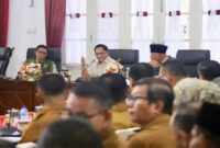 Mendagri, Tito Karnavian saat memimpin Rakor Percepatan Rehabilitasi dan Rekonstruksi Pascabencana Provinsi Sumbar, di Auditorium Istana Gubernur Sumbar, Kota Padang, Selasa (13/1/2026).