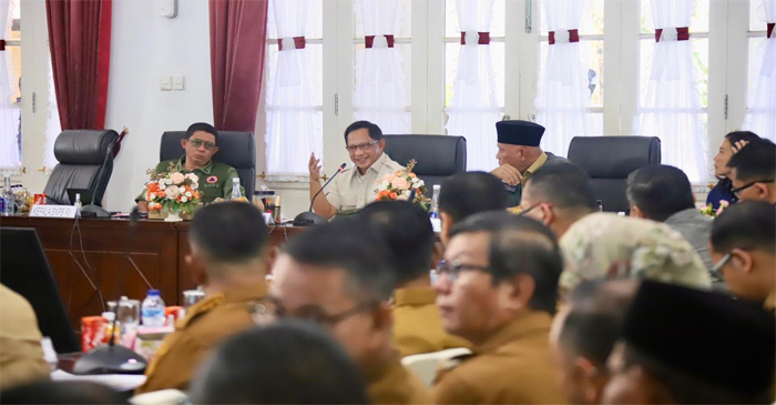Mendagri, Tito Karnavian saat memimpin Rakor Percepatan Rehabilitasi dan Rekonstruksi Pascabencana Provinsi Sumbar, di Auditorium Istana Gubernur Sumbar, Kota Padang, Selasa (13/1/2026).