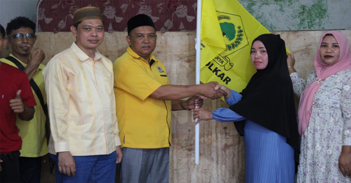 Sekretaris DPD Partai Golkar Kabupaten Lobar, Adi Subardi, S.H saat menyerahkan bendera Partai Golkar kepada Ketua terpilih PK Partai Golkar Kecamatan Lembar, Martinah.