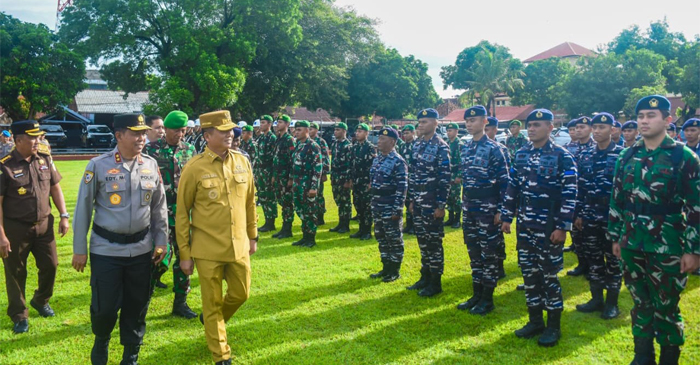 Gubernur NTB, Lalu Muhamad Iqbal didampingi Kapolda NTB, Irjen Pol Edy Murbowo saat mengecek pasukan peserta Apel Siaga Ramadan 1447 Hijriah.