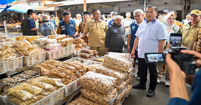 Gubernur NTB, Lalu Muhamad Iqbal saat melakukan Sidak ke Pasar Mandalika Bertais, pada Selasa (10/2/2026),