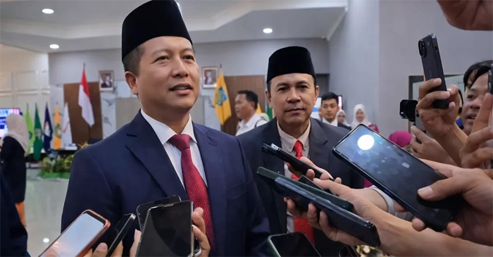 Gubernur NTB, Lalu Muhamad Iqbal didampingi Kadis Kominfotik NTB, H Ahsanul Khalik saat diwawancara sejumlah awak media.
