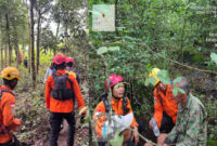 Tim SAR Gabungan saat menemukan Lansia yang hilang di hutan Jeringo dalam kondisi selamat.