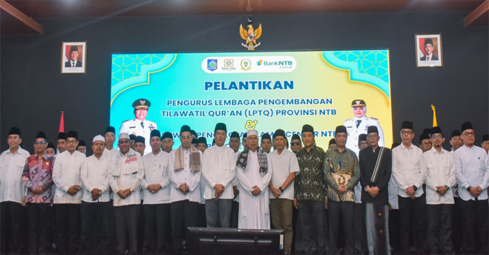 Suasana pose bersama di sela-sela pelantikan Pengurus LPTQ dan Dewan Pengelola Islamic Center NTB periode 2026–2031, di Ballroom Bank NTB Syariah, pada Sabtu (14/2/2026).