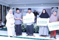 Bupati Loteng, HL Pathul Bahri saat menyerahkan klaim BPJS Ketenagakerjaan kepada ahli waris pekerja di sela-sela kegiatan Safari Ramadan 1447 Hijriah di Masjid Hidayaturrahman, Desa Mujur, Kecamatan Praya Timur, Sabtu malam (21/2/2026).