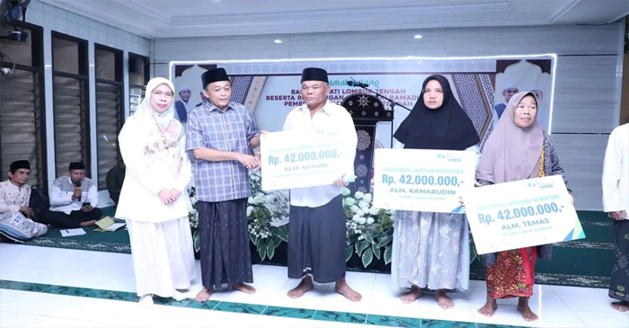 Bupati Loteng, HL Pathul Bahri saat menyerahkan klaim BPJS Ketenagakerjaan kepada ahli waris pekerja di sela-sela kegiatan Safari Ramadan 1447 Hijriah di Masjid Hidayaturrahman, Desa Mujur, Kecamatan Praya Timur, Sabtu malam (21/2/2026).