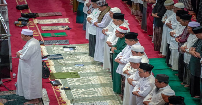 Suasana malam pertama salat isya dan tarawih berjamaah di Masjid Hubbul Wathan Islamic Center NTB, pada Rabu malam (18/2/2026).