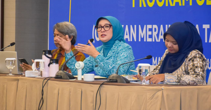 Ketua Tim Penggerak PKK Provinsi NTB, Sinta Agathia Iqbal (tengah) saat menghadiri kegiatan Youth Consultation dengan tema Cegah Perkawinan Anak yang diselenggarakan oleh Plan International Indonesia, di Mataram, Rabu (18/2/2026).