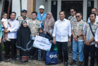 Gubernur NTB, Lalu Muhamad Iqbal saat pose bersama di sela-sela kegiatan Safari Ramadhan melalui pertemuan dengan Pendamping Desa Berdaya, di Aula Kantor Desa Barebali, Kecamatan Batukliang, Kabupaten Lombok Tengah, Rabu (4/3/2026).