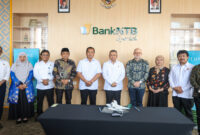 Pose bersama usai penandatanganian Nota Kesepahaman (MoU) pengembangan layanan seaplane, pada Sabtu, 28 Februari 2026.