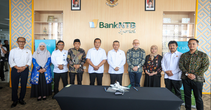 Pose bersama usai penandatanganian Nota Kesepahaman (MoU) pengembangan layanan seaplane, pada Sabtu, 28 Februari 2026.