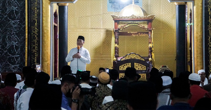 Gubernur NTB, Lalu Muhamad Iqbal saat silaturrahmi dengan masyarakat Desa Talabiu, Kabupaten BIma, di Masjid Besar Al-Hidayah Desa Talabiu pada Selasa (3/3/2026).