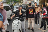 Suasana bagi-bagi takjil yang digelar oleh Paguyuban HALO, di Simpang Empat Sriwijaya, Kota Mataram, pada Jumat sore (6/3/2026).