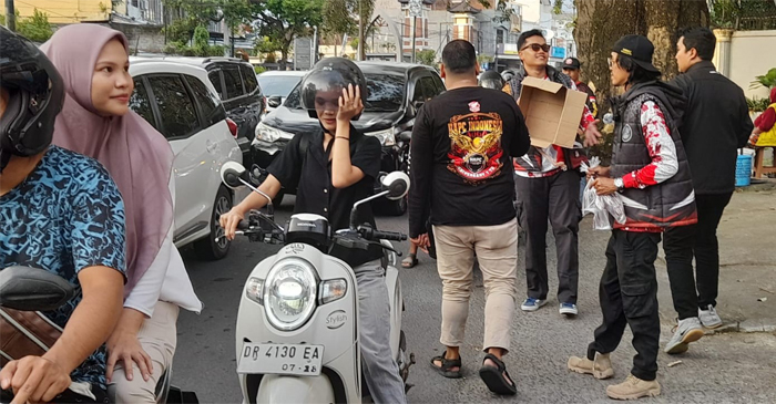 Suasana bagi-bagi takjil yang digelar oleh Paguyuban HALO, di Simpang Empat Sriwijaya, Kota Mataram, pada Jumat sore (6/3/2026).