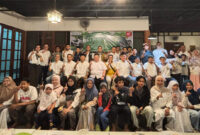 Pose bersama di sela-sela kegiatan buka puasa bersama manajemen Astra Motor NTB dengan insan pers, di Lesehan Kalisari, Desa Sayang-Sayang, Cakranegara, Kota Mataram, pada Senin (16/3/2026).