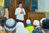 Gubernur NTB, Lalu Muhamad Iqbal saat bersilaturahmi dengan masyarakat dalam agenda Safari Ramadan Pemprov NTB, di Masjid Agung Praya, Kamis (5/3/2026).