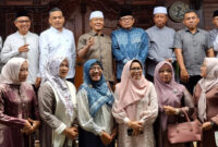 Anggota Komisi II DPR RI, H Fauzan Khalid pose bersama di sela-sela kegiatan open house di rumah aspirasinya di Desa Sandik, Kecamatan Batu Layar, kabupaten Lombok Barat, Senin (23/3/2026).