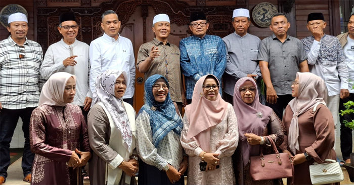 Anggota Komisi II DPR RI, H Fauzan Khalid pose bersama di sela-sela kegiatan open house di rumah aspirasinya di Desa Sandik, Kecamatan Batu Layar, kabupaten Lombok Barat, Senin (23/3/2026). 