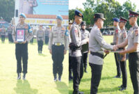Foto Kompol I Made Yogi Porusa Utama yang dipecat (foto kiri), Kapolda NTB Irjen Pol Edy Murbowo saat memberikan penghargaan kepada personel yang dinilai memiliki kinerja dan dedikasi luar biasa dalam menjalankan tugas (foto kanan).