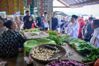 Gubernur NTB, Lalu Muhamad Iqbal saat menyusuri lorong-lorong Pasar Tana Mira di Kabupaten Sumbawa Barat (KSB) dalam rangkaian Safari Ramadan Pemprov NTB.