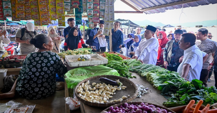 Gubernur NTB, Lalu Muhamad Iqbal saat menyusuri lorong-lorong Pasar Tana Mira di Kabupaten Sumbawa Barat (KSB) dalam rangkaian Safari Ramadan Pemprov NTB.