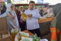 Gubernur NTB, Lalu Muhamad Iqbal, saat melakukan inspeksi langsung ke Pasar Brang Biji, Kabupaten Sumbawa, pada Kamis (12/3/2026).