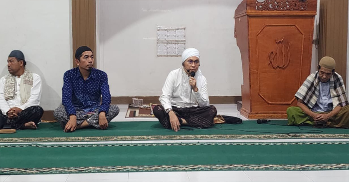Suasana peringatan malam Nuzulul Qur’an di Masjid Al-Faruq, Perumahan Griya Menang Asri, Desa Kuripan, Kabupaten Lombok Barat, pada Sabtu malam (7/3/2026), yang diisi tausiyah oleh Senator DPD RI Dapil NTB, TGH Ibnu Kholil.