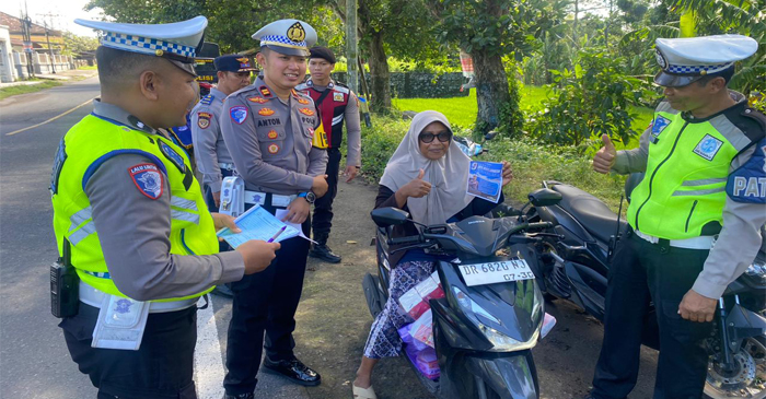 Kasat Lantas Polres Lombok Barat, IPTU Anton Prasetya Wijaya bersama anggota saat memberikan teguran dan edukasi kepada salah seorang pengendara motor yang tidak lengkap dalam mengendarai sepeda motor di jalan raya.