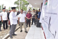Gubernur NTB, Lalu Muhamad Iqbal pose bersama saat kunjungannya ke Koperasi Merah Putih Telaga Bertong di Sumbawa Barat, Jumat (13/3/2026).