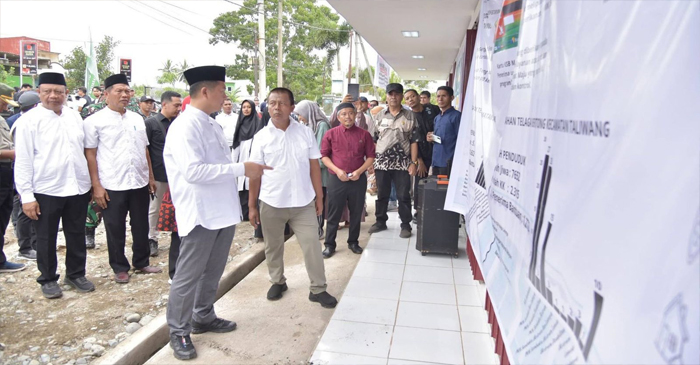 Gubernur NTB, Lalu Muhamad Iqbal pose bersama saat kunjungannya ke Koperasi Merah Putih Telaga Bertong di Sumbawa Barat, Jumat (13/3/2026).