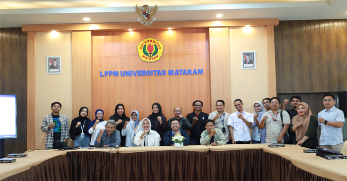 Para awak media pose bersama pihak LPPM Unram usai kegiatan silaturrahmi, kolaborasi dan sinergi antara LPPM Unram dengan media, Jumat (13/3/2026).