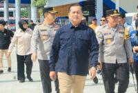 Gubernur NTB, Lalu Muhamad Iqbal didampingi Kapolda NTB, Irjen Pol Edy Murbowo saat memantau arus mudik di Terminal Mandalika.
