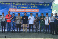 Gubernur NTB, Lalu Muhamad Iqbal (tengah) pose bersama di sela-sela acara pelepasan ratusan peserta program Mudik Gratis Lombok–Surabaya melalui jalur laut di Pelabuhan Lembar, Ahad (15/3/2026).