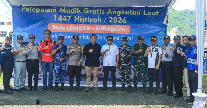 Gubernur NTB, Lalu Muhamad Iqbal (tengah) pose bersama di sela-sela acara pelepasan ratusan peserta program Mudik Gratis Lombok–Surabaya melalui jalur laut di Pelabuhan Lembar, Ahad (15/3/2026).