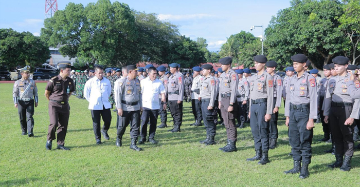 Kapolda NTB, Irjen Pol. Edy Murbowo saat mengecek pasukan di sela-sela kegiatan Gelar Apel Operasi Ketupat Rinjani 2026, di Lapangan Tribun Bhara Daksa Polda NTB, Kamis (12/3/2026).