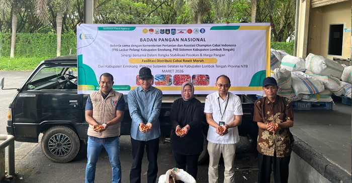 Tim Satgas Saber Pangan NTB saat mengawal distribusi cabai rawit yang didatangkan dari Sulawesi Selatan, di gudang kargo BIZAM Lombok.