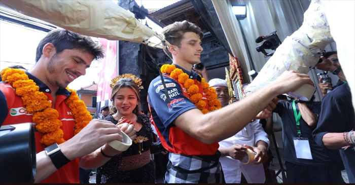 Dua pebalap andalan Honda HRC Castrol, Joan Mir dan Luca Marini, memilih Bali sebagai destinasi singkat untuk “healing” sekaligus menyapa komunitas. Keduanya melihat dari dekat proses pembuatan ogoh-ogoh.